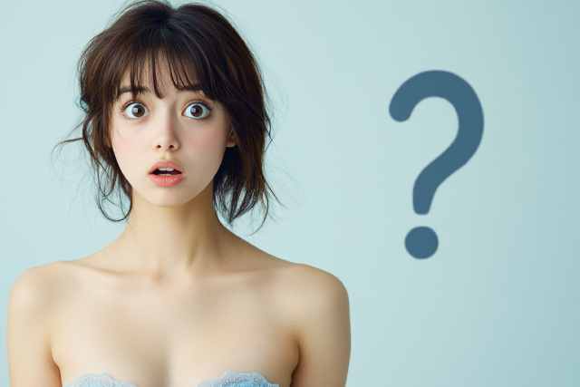 水色の背景の前でなにかに驚いている女性とハテナマーク