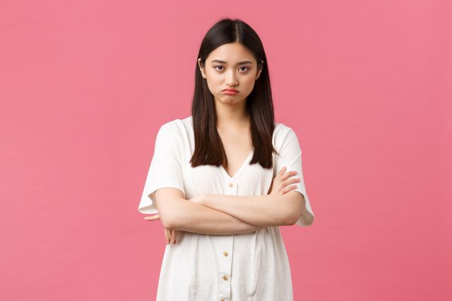 ピンクの背景の前で起こっている女性
