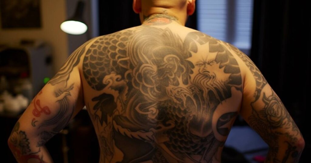 背中全面に入れ墨が入ったヤクザの後ろ姿