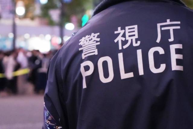 警察の後ろ姿