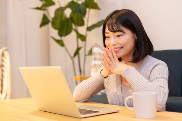 自宅でPCを使って仕事をする若い女性