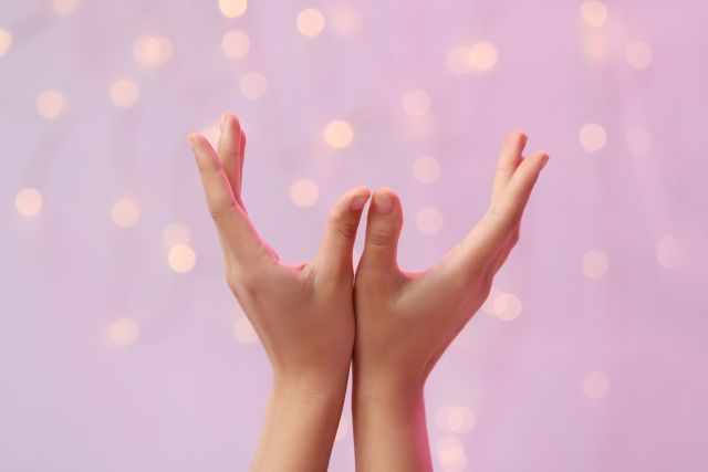 上に向けて掲げる女性の手