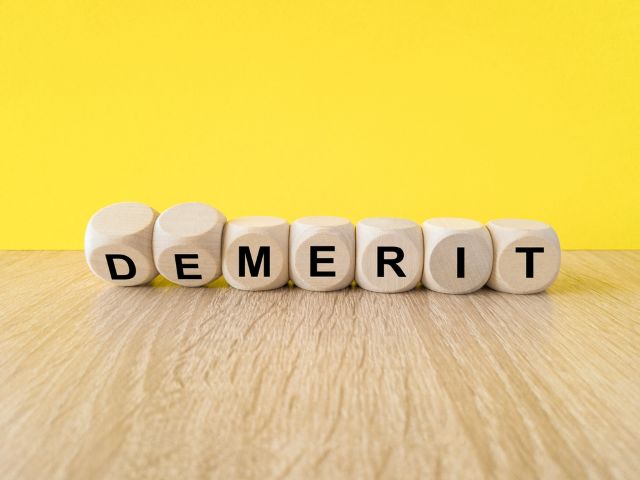 DEMERITと書かれたブロック