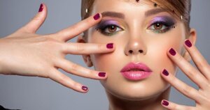 ネイルを見せる綺麗な女性