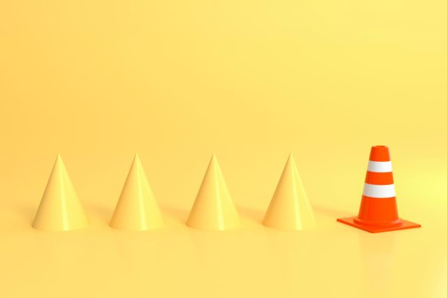 黄色のコーン4つと注意マークのコーン