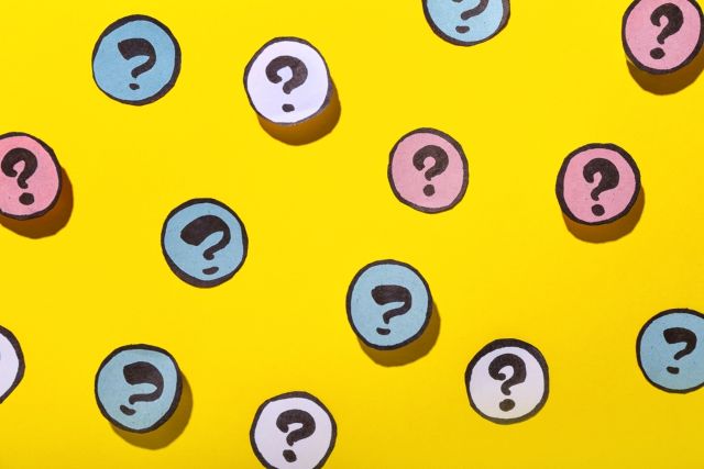 色んな色の紙に書かれたハートマーク