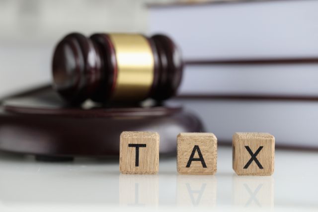 ハンマーの前に並んでいるＴＡＸと書かれた木のブロック