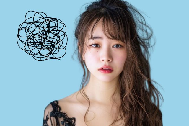 もやもやと黒いドレスをきた若いキャバ嬢