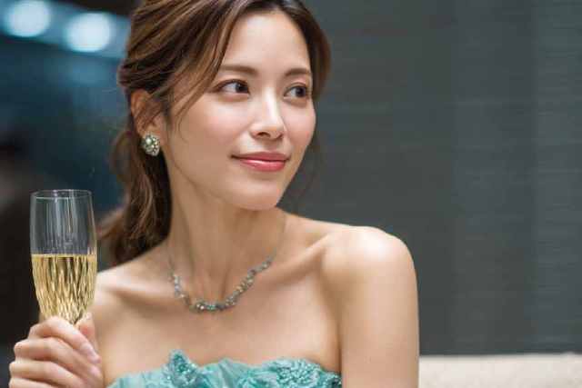 シャンパンを持つ女性