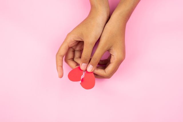 割れたハートを持つ女性の手