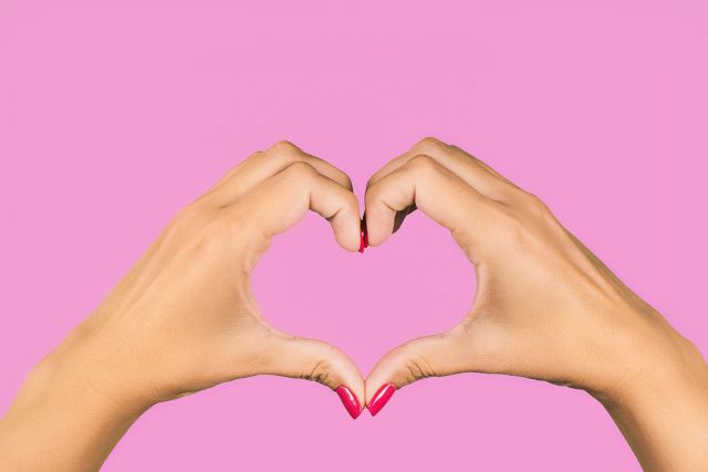 ハートを作る女性の手