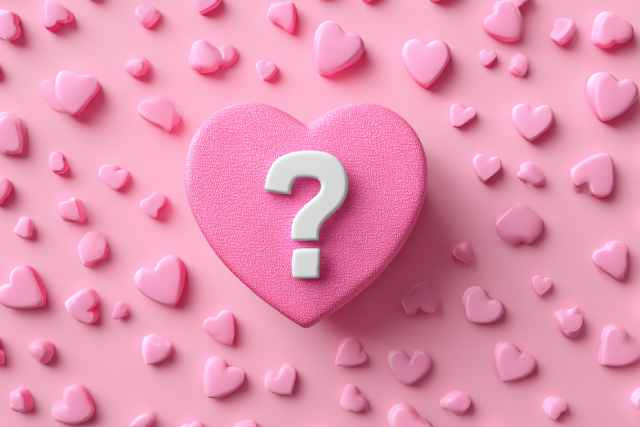 たくさんのハートの中におかれたハテナマーク