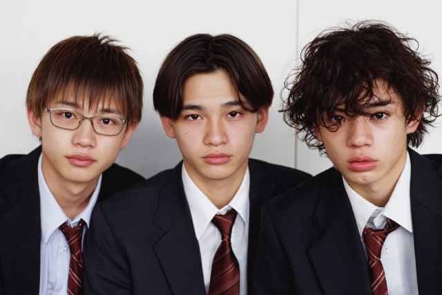 こちらを見る男子高校生3人