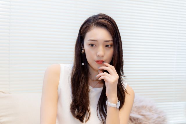 困った顔をしている女性
