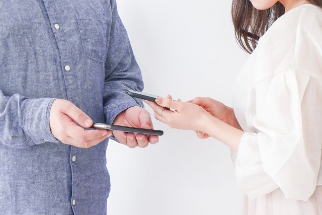 連絡先を交換している男女の様子