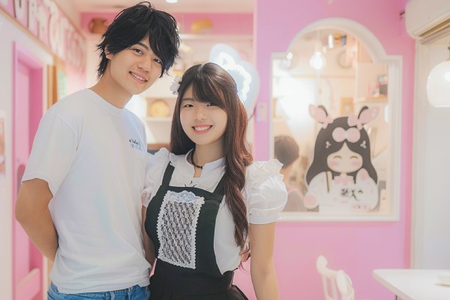 コンカフェ嬢と並んで立つ男性