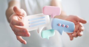 色んな色の吹き出しを持つ女性の手