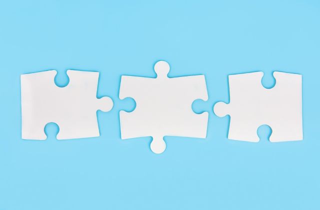 白い3つのパズルピース