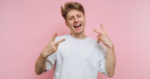 ピースサインをする男性