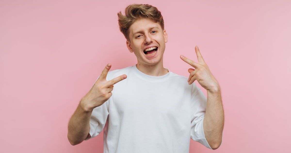 ピースサインをする男性