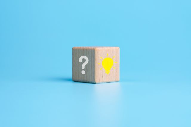 ハテナマークと電球マークが書かれたブロック