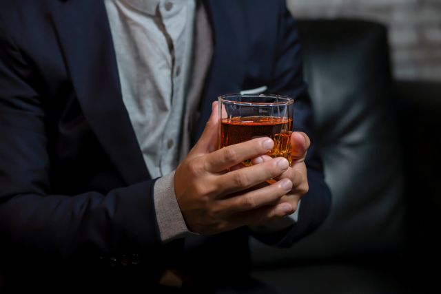ウイスキーを持つ男性