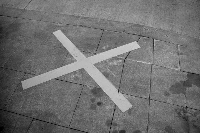 道路にかかれたバツマーク