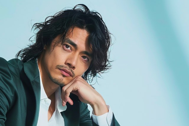 長めの髪でクールな雰囲気を醸し出しているハンサムな30代の日本人男性