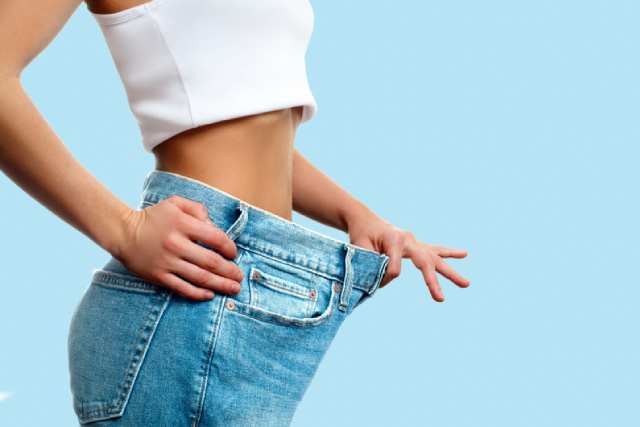 ダイエットしてデニムのウエストがぶかぶかな女性