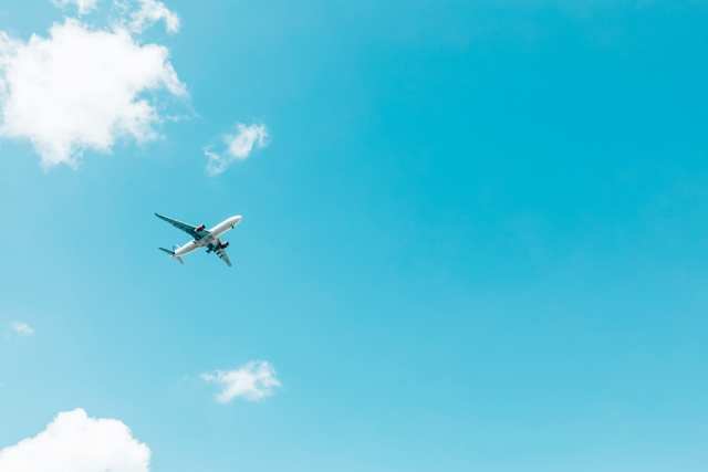 大空を飛ぶ飛行機