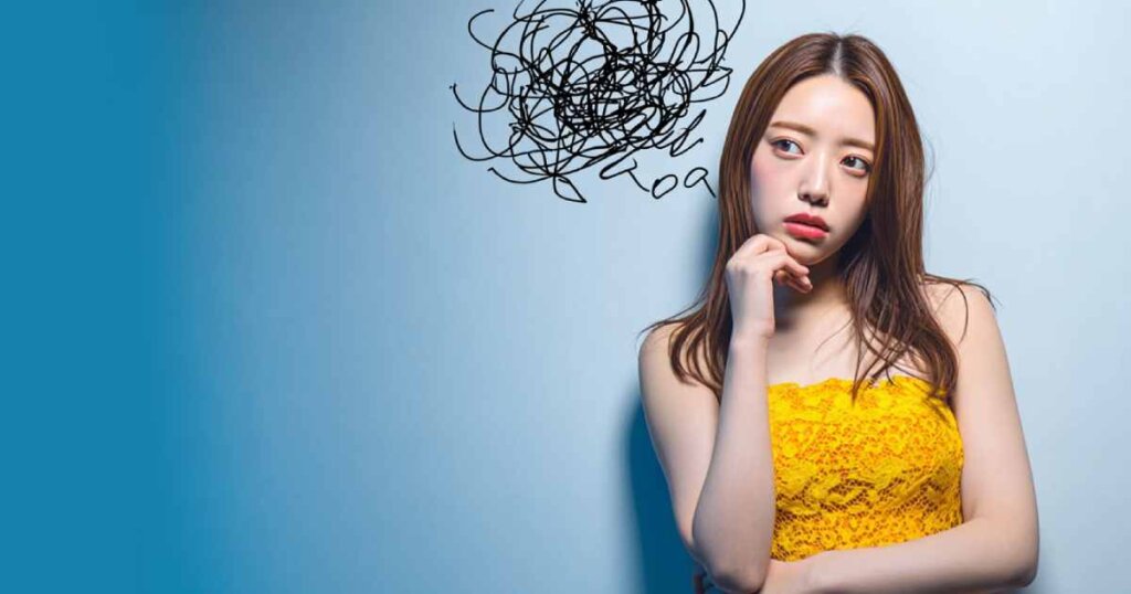 何かに悩んでいる女性