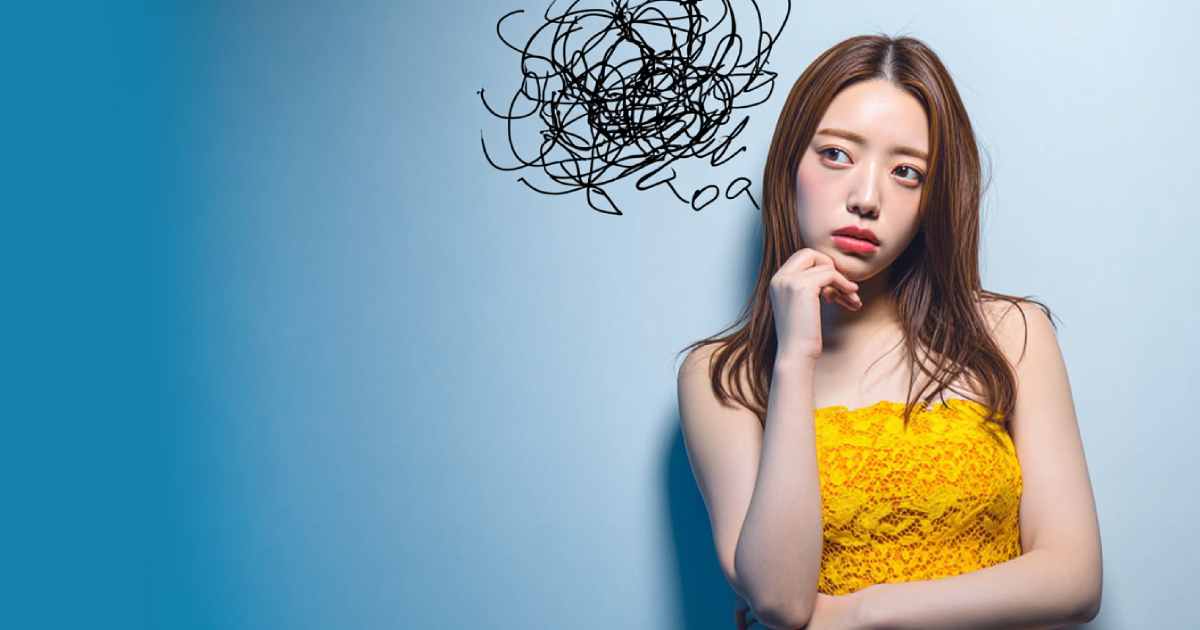 何かに悩んでいる女性