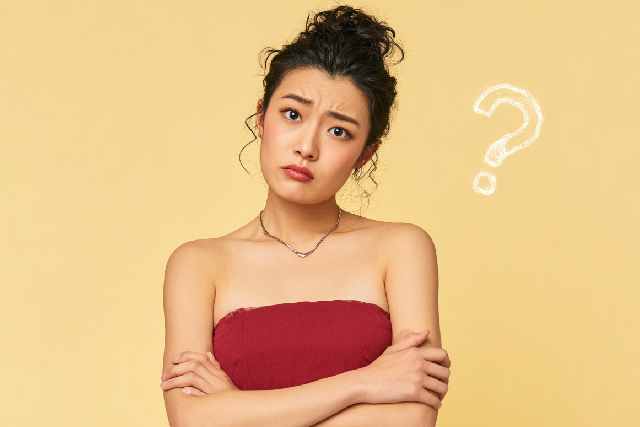 ハテナマークを浮かべる女性