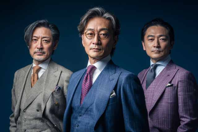 こちらを見る3人のスーツの男性