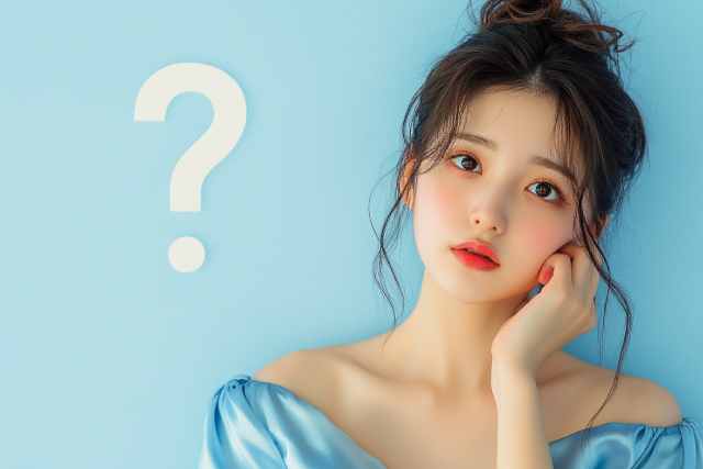 水色のドレスをきて考える様子の若いホステスとクエスチョンマーク