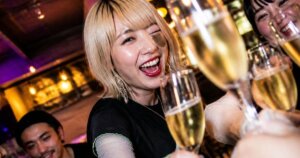 髪の毛が金髪でボブヘアのファンキーな顔の日本人女性