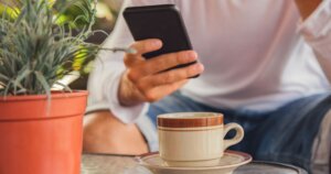 カフェで携帯を見る男性