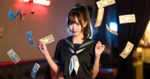 女子高生のコスプレをしたガールズバーの女の子。周りに一万円札が飛んでいる