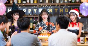 バーで左からハロウィンコスプレ・真ん中は浴衣・みぎはクリスマスコスプレの女性が並んでいる