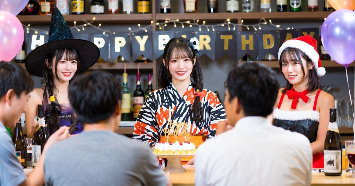 バーで左からハロウィンコスプレ・真ん中は浴衣・みぎはクリスマスコスプレの女性が並んでいる