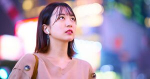 夜の街を歩く若い女性