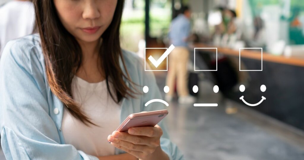 不満そうなマークにつくチェックと携帯を持つ女性