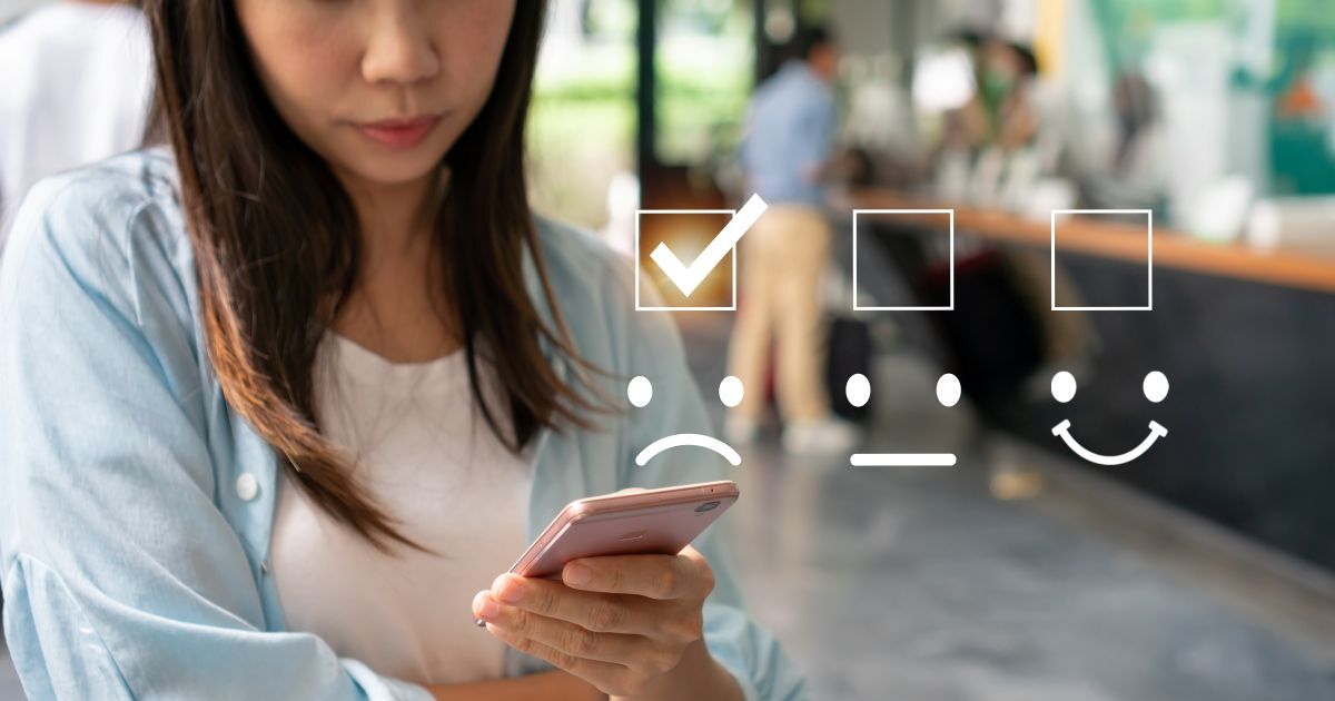 不満そうなマークにつくチェックと携帯を持つ女性