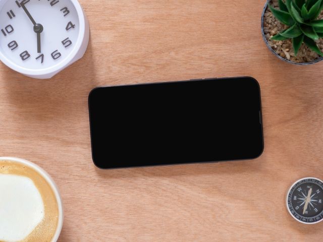 携帯とまわりに置かれた時計