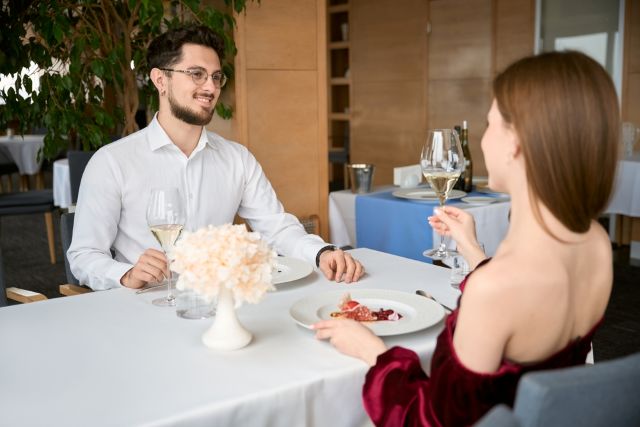 レストランで食事をしている男女
