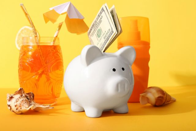 ブタの貯金箱とカクテル