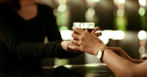 バーでお酒を渡す女性の手