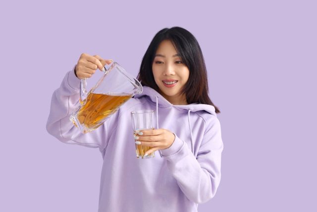 お茶を注ぐ女性