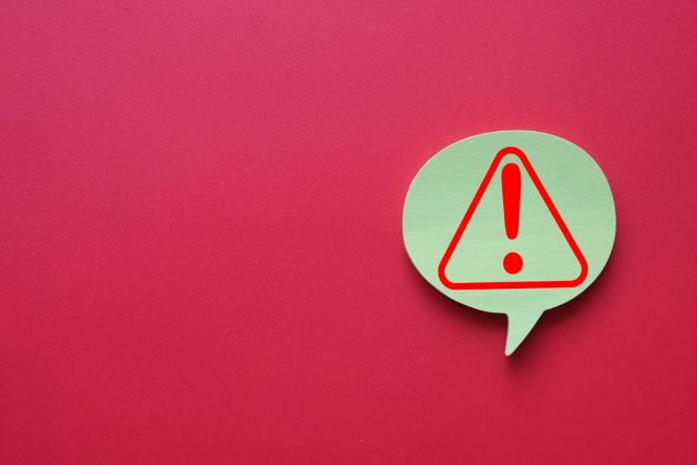 赤い背景にある注意マーク