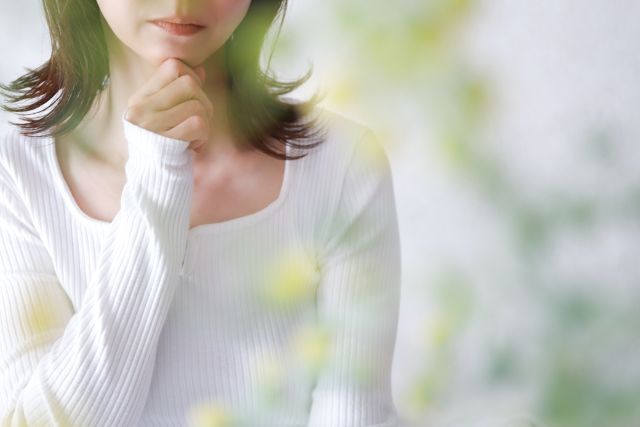 何かに悩む女性
